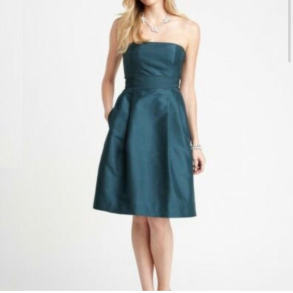 Ann Taylor cocktail dress w pockets! Navy blue size 4